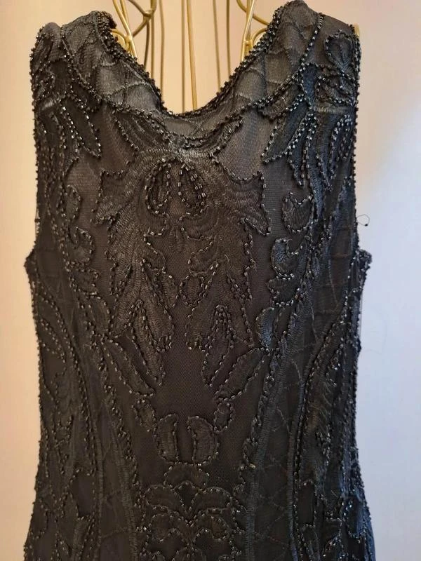 Vestido negro y perlas bordadas – photo 2